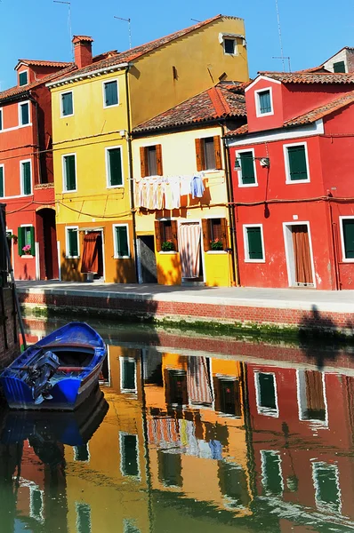 Burano ostrov v Benátské laguně, Itálie在威尼斯的泻湖，意大利的布拉诺岛 — Stock fotografie