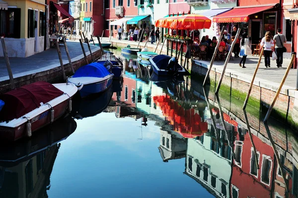 Burano ostrov v Benátské laguně, Itálie在威尼斯的泻湖，意大利的布拉诺岛 — Stock fotografie