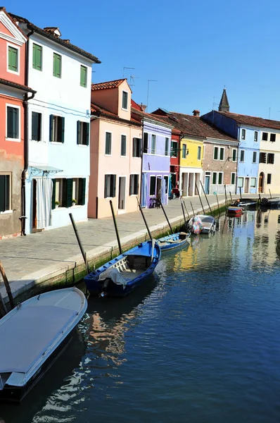 Burano ostrov v Benátské laguně, Itálie在威尼斯的泻湖，意大利的布拉诺岛 — 图库照片