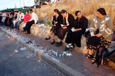 ziyaretçi lag b'omer rebbe Şimon bar dikkat kabrinde kutlamak.