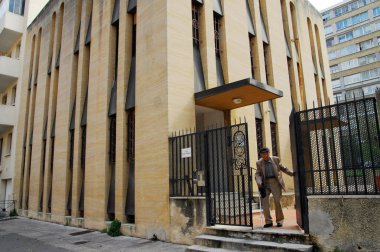 Yahudi adam çıkar üzerinden sinagogun dua