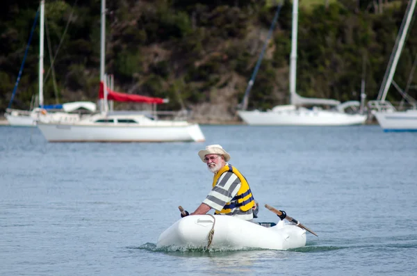 Человек плывет на надувной лодке — стоковое фото