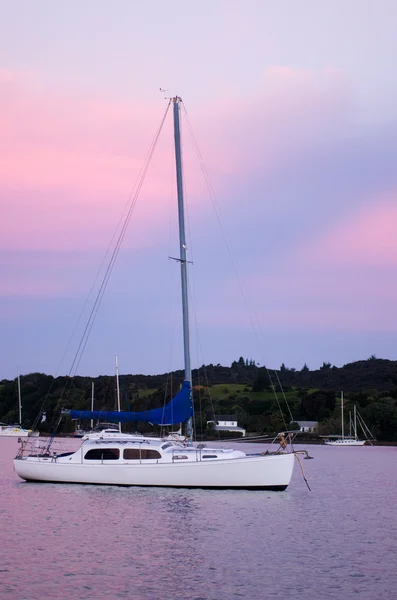 Zeilboot op de baai van eilanden Nieuw-Zeeland — Stockfoto