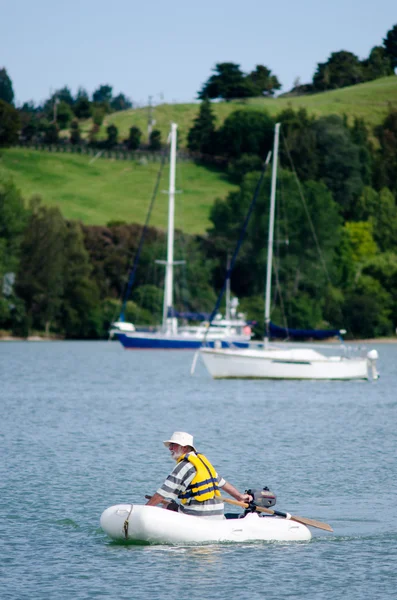 L'homme vogue un bateau gonflable — Photo