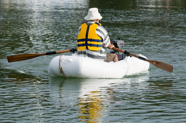 Man rows dinghy boat — Stock Photo, Image