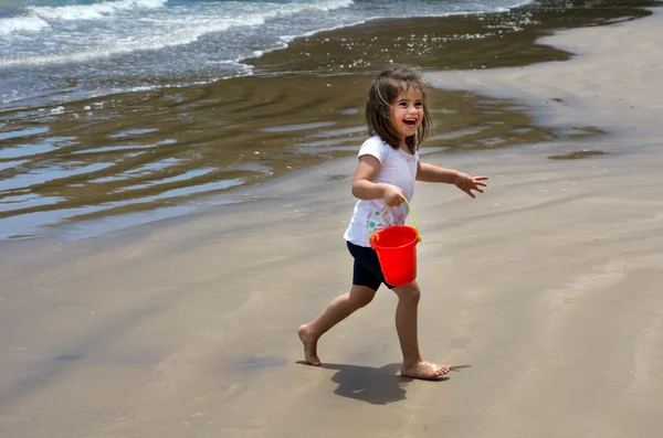 Child play on the beach — Stock Photo, Image