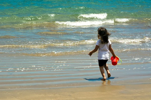 Παιχνίδι του παιδιού στην παραλία — Φωτογραφία Αρχείου