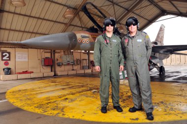 İsrail Iaf pilotlar ve f-16 savaş uçağı