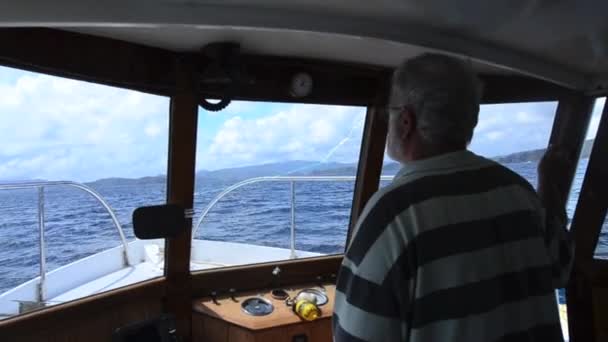 Old sailor navigating his boat — Stock Video