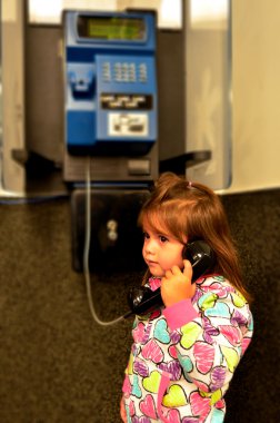 telefon kulübesinden çocuk görüşmeler