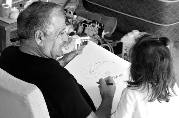 Abuelo divirtiéndose con su nieto — Foto de Stock