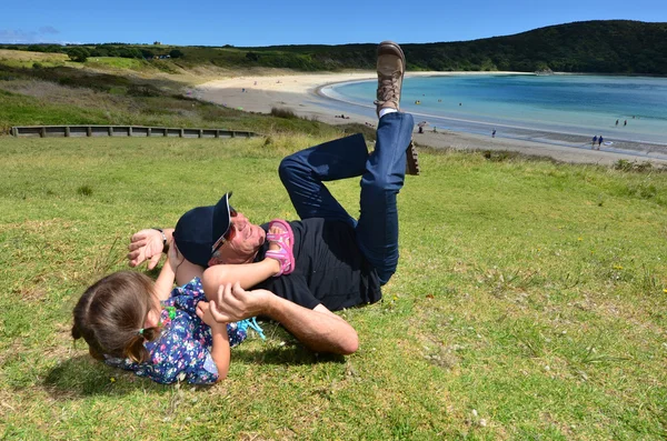 Grand-père joue avec son petit-enfant — Photo