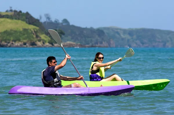 Couple kayaking at sea — Stock Photo, Image