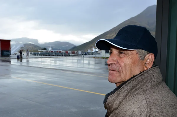 Uomo maturo in aeroporto internazionale — Foto Stock