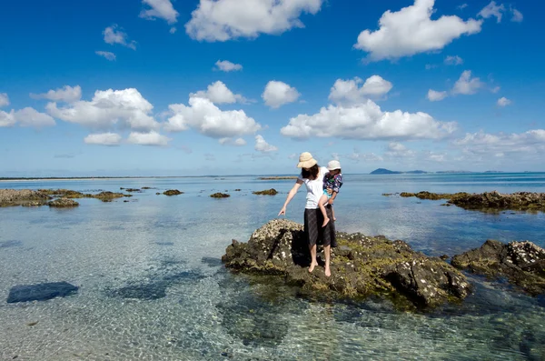 Moeder en dochter op het strand — Stockfoto