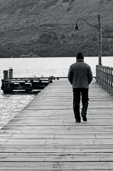 Man walks on a wharf — Stock Photo, Image