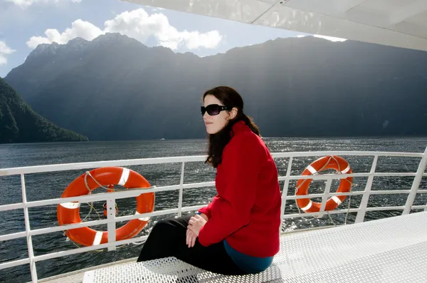 Mujer en un crucero — Foto de Stock