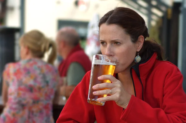 Woman drinks beer — Stock Photo, Image