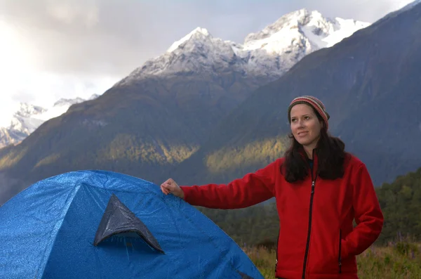 Mujer acampando al aire libre — Foto de Stock