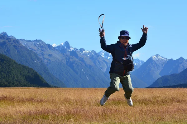 Tourist jumps in the air — Stock Photo, Image