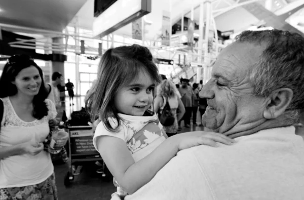Familienfreundlicher Empfang am Flughafen — Stockfoto