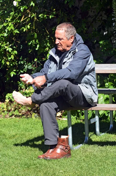 Homme mûr avec douleur au pied — Photo