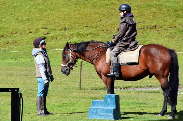 Paard wandelen en paardrijden — Stockfoto