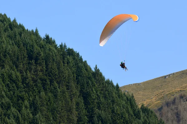 Paragliding v queenstown, Nový Zéland — Stock fotografie
