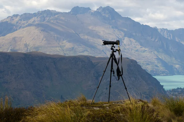 Professional camera with telephoto lens — Stock Photo, Image