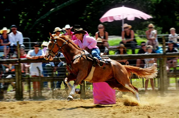 Nowa Zelandia rodeo - barrel race — Zdjęcie stockowe