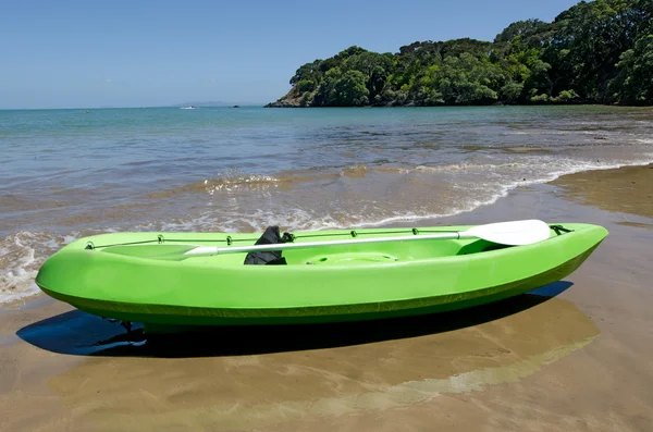 Empty green kayak — Stock Photo, Image