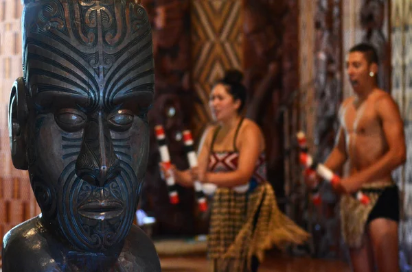 Maori emberek énekelni és táncolni — Stock Fotó