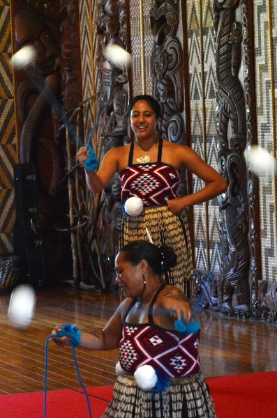 Maoryski kobiety taniec z poi kulki — Zdjęcie stockowe