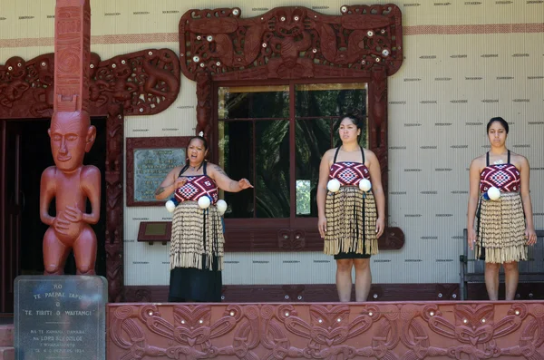 Le donne Maori cantano e ballano — Foto Stock