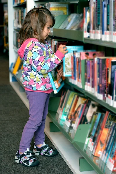 Menina na biblioteca — Fotografia de Stock