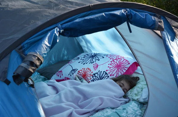 Criança acampar — Fotografia de Stock