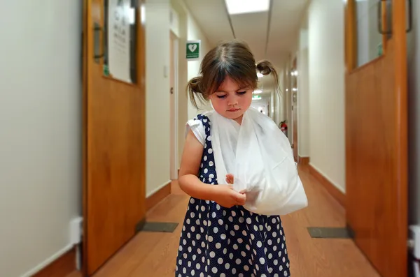 Girl with a broken arm — Stock Photo, Image