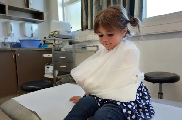 Menina com um braço quebrado — Fotografia de Stock