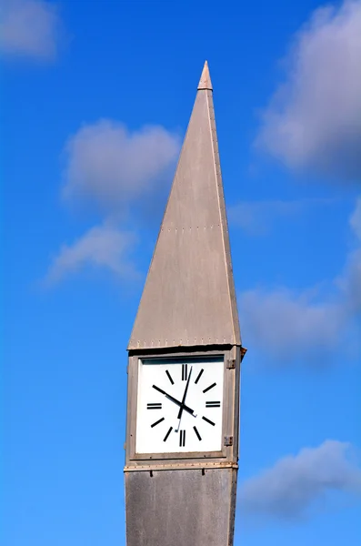 Reloj de calle contra un cielo azul —  Fotos de Stock