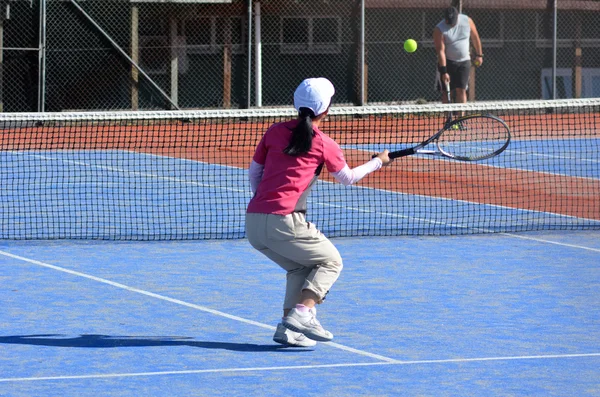 Люди играют в теннис — стоковое фото
