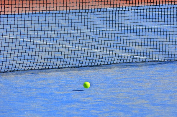 Balle de tennis sur le terrain — Photo