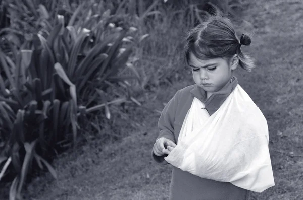 Girl with a broken arm — Stock Photo, Image