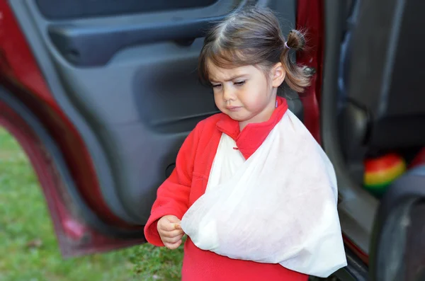 Meisje met een gebroken arm — Stockfoto