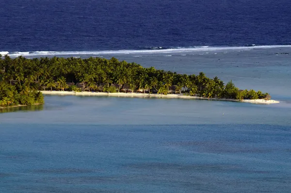 Flybilde av Aitutaki atollen – stockfoto