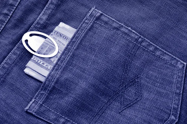 Pieniądze w tylnej kieszeni dżinsów — Zdjęcie stockowe