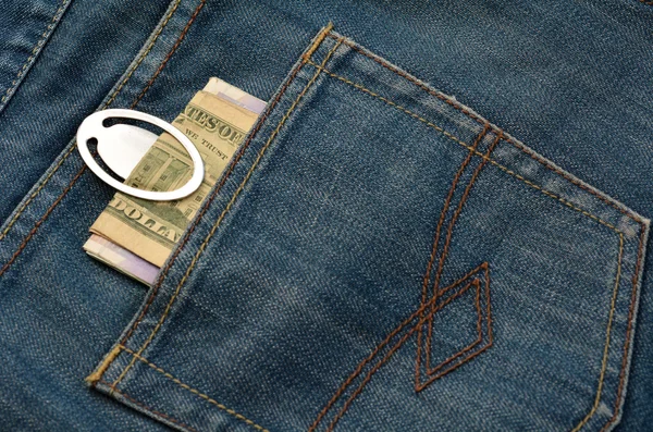 Pieniądze w tylnej kieszeni dżinsów — Zdjęcie stockowe