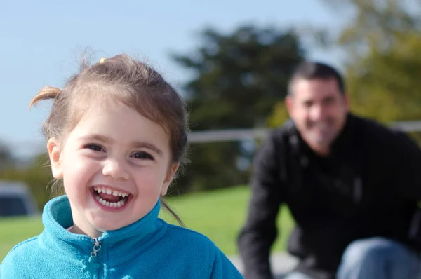 Jeu d'enfant avec le père — Photo