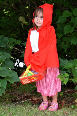red riding hood kostüm ile küçük kız
