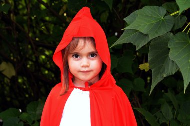 red riding hood kostüm ile küçük kız