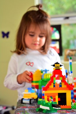 Çocuk lego inşaat oyuncakla oynamak